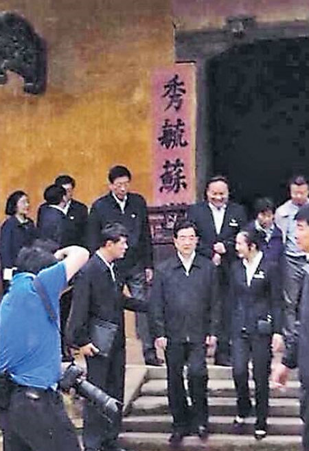 후진타오 전 중국 국가주석(앞줄 가운데)이 11일 중국 후난 성의 후야오방 전 공산당 총서기 고택을 둘러본 뒤 계단을 내려오고 있다. 출처 홍콩 밍보