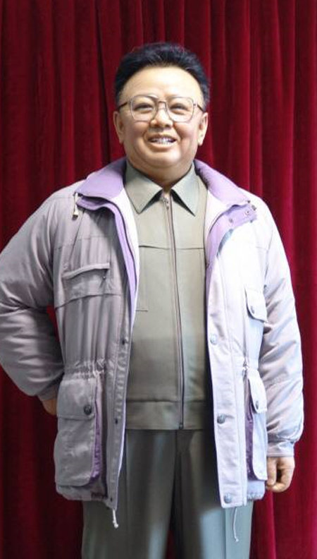 북한 평안북도 향산군 국제친선전람관에 전시된 김정일 밀랍상. 중국이 지난해 7월 기증한 이 밀랍상은 8일 북한 주민들에게 공개됐다. 출처 런민일보