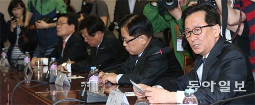 금감원장, 10개 은행장 소집해 경고 최수현 금융감독원장(오른쪽)은 15일 오전 10시 서울 여의도 금감원에서 ‘내부통제 강화를 위한 은행장회의’를 열어 “금융회사 경영진이 경영실적만 우선시하고 내부통제에 무관심해 대형 금융사고가 발생하는 경우 책임을 엄중히 묻겠다”고 경고 했다. 홍진환 기자 jean@donga.com