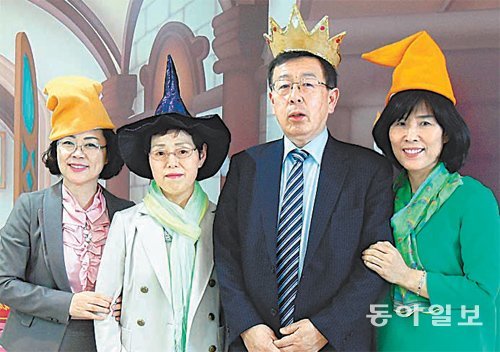 2년 전 어린이날에 울산에서 날아간 풍선이 자신의 집 나무에 걸린 인연으로 14일 울산유아교육진흥원을 방문한 일본인 모토타가 요시히사 씨(60·오른쪽에서 두 번째). 모토타가 씨 오른쪽은 이정희 유아교육진흥원장. 울산시 교육청 제공