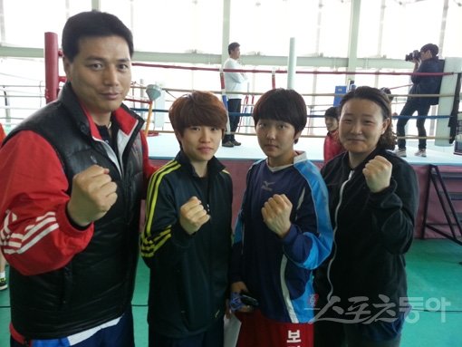 2014인천아시안게임에 출전할 여자복싱대표팀 이승배 코치, 김예지, 박진아, 최수연(왼쪽부터)이 한국여자복싱 사상 최초의 아시안게임 금메달 획득을 꿈꾸며 강도 높은 훈련에 돌입한다. 태릉선수촌｜전영희 기자