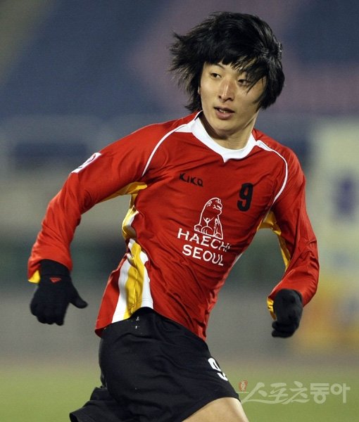 서울시청 박은선이 4년 만에 다시 태극마크를 달았다. 5월 베트남에서 열리는 2014 AFC 여자아시안컵 대표팀 최종엔트리에 포함된 박은선은 한국여자축구의 내년 캐나다 여자월드컵 출전권 확보에 앞장선다. 스포츠동아DB