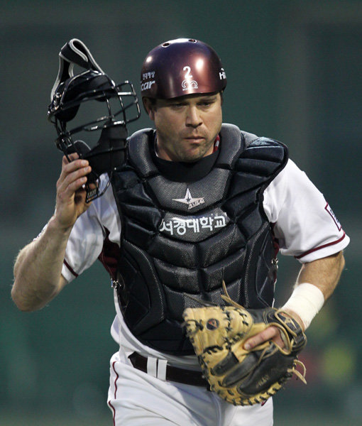 넥센의 외국인선수 비니 로티노가 10일 목동 KIA전에서 포수로 선발출전하며 밴 헤켄과 배터리를 이뤄 큰 관심을 끌었다. 10년 만의 외국인 포수 등장에 그라운드 안팎에서 걱정과 흥미 어린 시선이 공존했다. 사진제공｜스포츠코리아