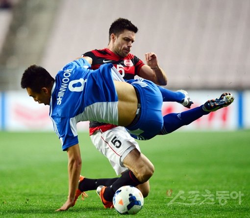 울산 김신욱(앞)이 15일 울산 문수월드컵경기장에서 열린 2014 AFC 챔피언스리그 H조 5차전 웨스턴 시드니(호주)와의 홈경기 도중 상대 수비수의 태클에 걸려 넘어지고 있다. 울산｜김민성 기자 marineboy@donga.com 트위터 @bluemarine007