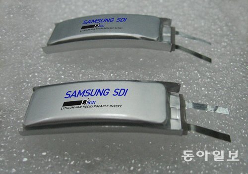 삼성SDI가 개발해 ‘삼성 기어 핏’에 탑재한 스마트 밴드용 커브드 배터리. 세계 최대 용량(210mAh)이다. 삼성SDI 제공