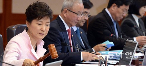 박근혜 대통령(왼쪽)이 15일 청와대에서 열린 국무회의에서 의사봉을 두드리고 있다. 박 대통령은 이날 국가정보원의 간첩 증거조작에 대해 사과한 뒤 “국민들의 신뢰를 잃게 되는 일이 있다면 반드시 강력하게 책임을 물을 것”이라고 강조했다. 신원건 기자 laputa@donga.com