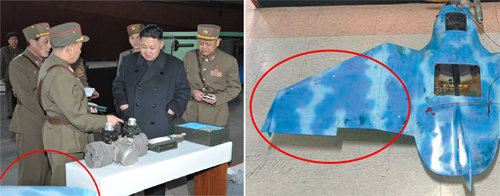 북한 김정은 노동당 제1비서가 지난해 3월 1501부대를 방문했을 때 찍힌 사진에서 최근 발견된 북한 무인기 날개와 비슷한 물체가 등장했던 것으로 드러나 군 당국이 분석 중인 것으로 15일 알려졌다. 당시 북한 조선중앙TV를 통해 공개된 사진의 왼쪽 하단에는 하늘색 바탕에 흰색이 덧칠된 날개 형상의 물체가 보인다. 김정은이 바라보는 테이블 위에 놓은 물체는 무인기에 쓰이는 엔진으로 분석된다. 1501부대는 첨단군사장비 제작을 지휘하는 곳으로 알려져 있다. 오른쪽 사진은 경기 파주시에서 발견된 무인기. 북한 조선중앙TV 화면 캡처·동아일보 DB