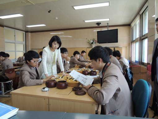 한국바둑고등학교 1학년 수업시간에서 학생들을 가르치고 있는 이슬아 프로. 순천=윤양섭 전문기자 lailai@donga.com