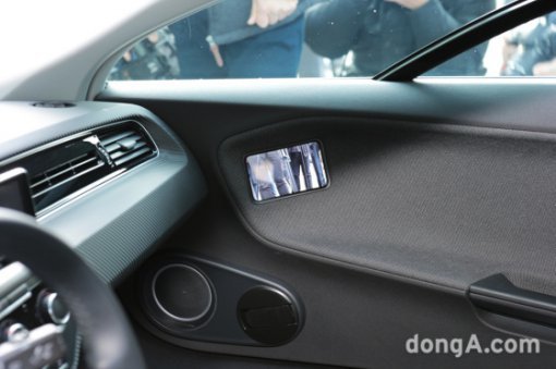 폴크스바겐 XL1에는 사이드미러 대신 3대의 비디오 스크린을 활용해 주변을 살피도록 했다.