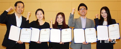 동아일보 청년드림센터와 KOTRA, 우리은행이 주최하고 마이다스동아인베스트먼트(MDI)의 후원으로 중국 베이징에서 15, 16일 열린 ‘동아일보 창간 94주년, 채널A 창사 3주년 기념 2014 청년드림 중국창업경진대회’에서 수상자들이 ‘파이팅’을 외치고 있다. 왼쪽부터 한류박스의 임성준 강인희 공동대표, 플러스원미디어 정혜미 대표, 짜이서울 장재영 대표, 나나박스 심새나 대표. 베이징=김상수 기자 ssoo@donga.com