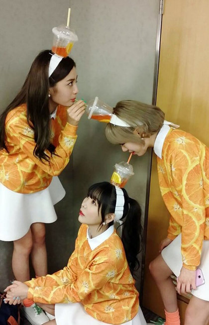 오렌지캬라멜의 모형 음식물 소품. 독특한 전략으로 음악을 듣는 즐거움은 물론 보는 재미도 주고 있다. 사진출처｜플레디스 공식 페이스북