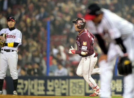 작년 페넌트레이스 1·2위 팀 삼성과 LG가 시즌 초반 극심한 부진에 시달리며 나란히 7위와 9위로 떨어졌다. LG는 6연패 
중이다. 투타 밸런스의 부조화 속에 두 팀 모두 반등의 기회를 잡기가 쉽지 않아 보인다. LG 선수들이 16일 넥센전에서 7회 
홈런을 치고 1루를 돌고 있는 강정호를 바라보고 있다. 잠실｜김민성 기자 marineboy@donga.com 트위터 @bluemarine007