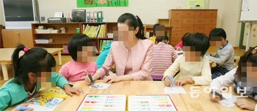 9월부터는 책을 이용해 영어를 가르치는 초등학교 1, 2학년생 대상 방과후학교 영어프로그램이 금지된다. 학부모들은 이 같은 교육부의 정책이 “공교육 정상화가 아니라 사교육만 조장할 것”이라고 지적했다. 사진은 기사 내용과 관계없음. 동아일보DB