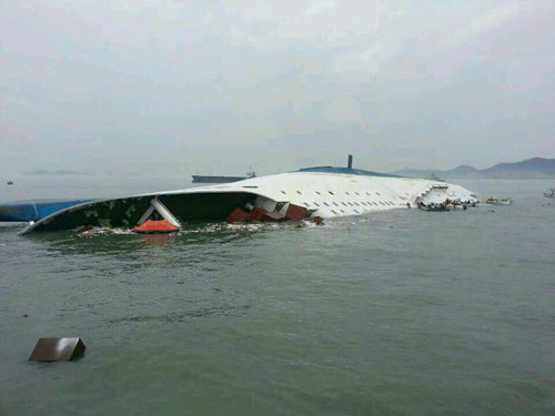 16일 전남 진도군 조도면 병풍도 북쪽 해상에서 여객선 세월호가 배 끝부분만 남은 채 바닷물에 잠겨있다. 해경·전남도 제공