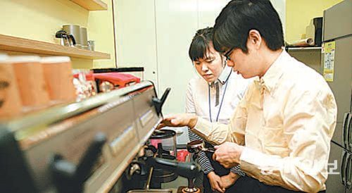 대구대 장애인 일터 ‘카페 위’에서 박영석 씨(앞)가 실습생 정영현 씨에게 커피 만드는 방법을 가르치고있다. 대구대 제공