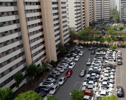 17일 낮 12시 서울 강남구 대치2단지 아파트. 1992년 지어진 이 아파트는 지하주차장이 없어 주민들이 심각한 주차난을 호소해 왔다. 이 아파트는 최근 수직증축 리모델링을 추진하고 있다. 김미옥 기자 salt@donga.com