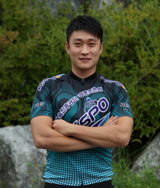 “김병만과 닮았나요?” 닮은 외모때문에 ‘김병만’이란 별명을 갖고 있는 경륜 신인 이태호. 그는 최근 선배들과의 치열한 경쟁 끝에 특선급으로 승급해 외모뿐 아니라 생존능력도 김병만 못지않음을 입증했다. 사진제공｜국민체육진흥공단