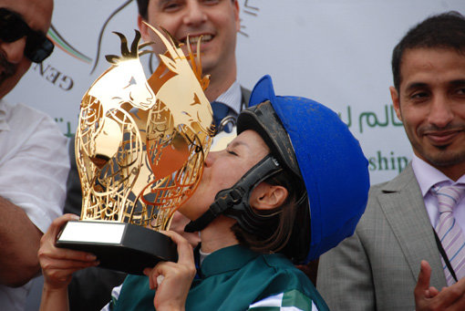 ‘짜릿한 첫 키스.’ 이금주 기수가 11일 모로코에서 열린 국제여성기수 초청경주에서 우승한 후 트로피에 입을 맞추고 있다. 한국 여성기수가 국제 경마대회에서 우승한 것은 이번이 처음이다. 사진제공｜한국마사회