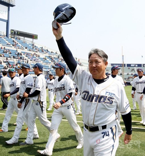 막내 구단 NC가 창단 2년 만에 ‘형님 구단들’을 제치고 질주하기까지는 초대 사령탑인 김경문 감독의 통솔력이 뒷받침됐다. 김 감독은 ‘강팀의 조건을 알고 싶으면 그 팀의 벤치를 보라’는 신념을 갖고 있다. 주전들뿐만 아니라 백업들까지 포함한 선수단 전체의 ‘헌신’이 NC의 돌풍을 이끌고 있는 힘이라는 의미다. 스포츠동아DB