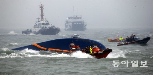 사나운 바다… 안타까운 구조대 17일 오후 여객선 세월호가 침몰한 전남 진도군 조도면 병풍도 북쪽 3km 앞 해상의 기상 상황이 악화되자 해군 해난구조대(SSU) 대원과 해경구조대원들이 수색·구조작업을 중단하고 선체 주변에서 대기하고 있다. 진도=박영철 기자 skyblue@donga.com