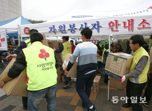 진도 체육관에서…



여객선 세월호 침몰 사고 3일째인 18일 전국에서 실종자 및 사망자 가족을 돕기 위한 도움의 손길이 이어지고 있다. 사랑의 열매 자원봉사단 소속 봉사자들이 전남 진도실내체육관에서 구호물품을 나르고 있다. 진도=이훈구 기자 ufo@donga.com