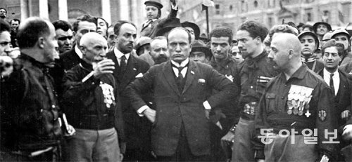 1922년 10월 28일 베니토 무솔리니(1883∼1945)가 이끄는 이탈리아 파시스트당의 무장조직 검은셔츠단 4만 명이 수도 로마로 진군하는 쿠데타를 일으킨다. 이들이 로마에 입성한 29일 비토리오 국왕은 당시 의석수 36석에 불과한 파시스트당의 당수 무솔리니(앞줄 가운데)를 총리에 임명함으로써 사실상 쿠데타를 승인한다. 말라파르테는 당시 무솔리니를 지지했으나 외면받았다. 이책 제공