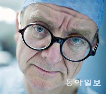 “성공한 수술보다 실패한 수술을 더 잘 기억한다”는 고해성사를 한 영국 신경외과 전문의 헨리 마시. 사진 출처 가디언