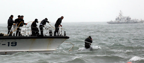 잠수요원들이 한 명의 생존자라도 발견하기 위해 연이어 바다속으로 다시 뛰어 들고 있다. 동아일보DB