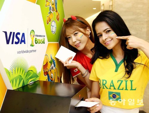 롯데면세점은 황금연휴를 맞은 여행객들을 위해 5월 29일까지 브라질 월드컵 참관 패키지 및 16만 원 선불카드 증정 등 다양한 경품, 이벤트 행사를 진행한다.