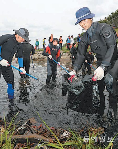 포스코 패밀리 봉사단과 클린오션봉사단이 19일 경북 포항 형산강에서 쓰레기를 치우고 있다. 포스코 제공