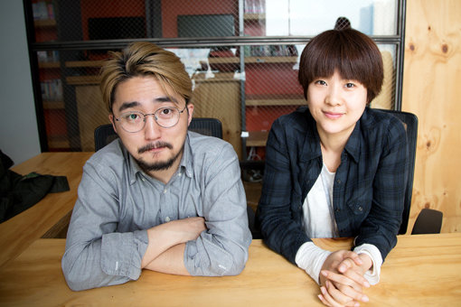 개그우먼에서 작가로 변신한 강유미(오른쪽)와 개그도 하면서 글을 쓰는 유병재 작가는 “글에는 정답이 없어 즐겁다”는 가치관으로 tvN ‘SNL 코리아’를 이끌고 있다. 사진제공｜CJ E&M