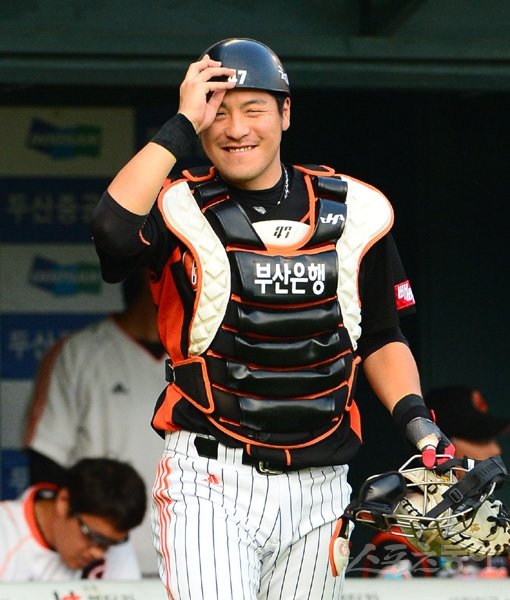 너클볼이 그 ‘위력’에 비해 야구에서 희귀한 이유는 던지기도 어렵지만 포수가 잡기도 매우 어려운 공이기 때문이다. 옥스프링의 너클볼을 잡고 있는 강민호는 “캐칭이 어렵다. 어떻게든 잡아내는 쪽이 초첨이다”라고 말했다. 스포츠동아 DB