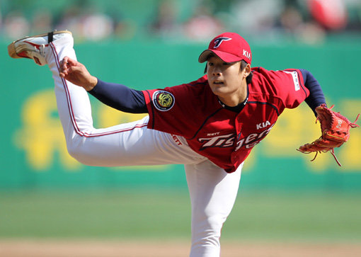 KIA의 한승혁(21)이 20일 문학 SK전에서 6.2이닝 4안타 3볼넷 4삼진 1실점으로 호투하며 데뷔 첫 선발승을 따냈다. 150km를 넘는 직구와 두둑한 배짱으로 김진우가 빠진 선발진을 메울 적임자로 떠올랐다. 사진제공｜스포츠코리아