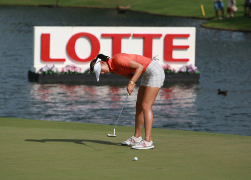 긴 부진의 늪에 빠졌던 미셸 위가 20일(한국시간) 미국 하와이주 오아후 코올리나 골프장에서 열린 LPGA 투어 롯데챔피언십에서 3년 8개월 만에 우승트로피를 들어올렸다. 허리를 90도로 꺾은 ‘ㄱ’자 퍼팅 자세의 미셸 위가 18번홀에서 우승을 결정짓는 퍼팅을 시도하고 있다. 사진제공｜롯데