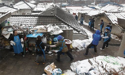 KT&G가 2003년부터 운영 중인 ‘행복네트워크 복지센터’ 직원들이 저소득 가정에 연탄을 배달하고 있다. KT&G 제공