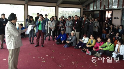 김종철 한국시인협회장(왼쪽 서 있는 사람)이 시인들 앞에서 북녘 시인들에게 띄우는 시를 낭송하고 있다. 파주=우정렬 기자 passion@donga.com