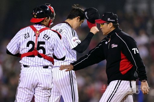 지난해 정규시즌 2위팀 LG가 수상하다. 16경기에서 ‘-7’(4승11패1무)을 기록하며 1위와 게임차가 6.5로 벌어졌다. 불안한 투수조, 강팀과의 경기일정 등이 LG의 앞길을 가로막고 있다. 스포츠동아DB