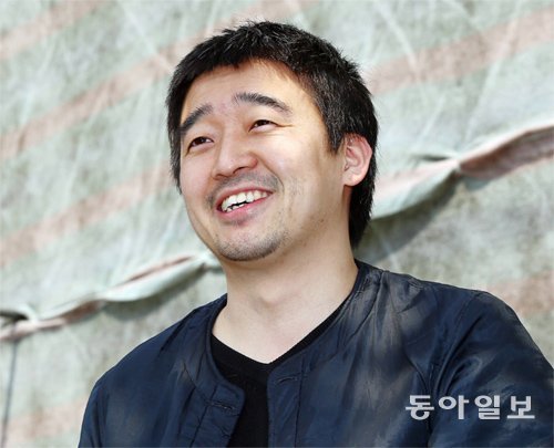 ‘10년 뒤 한국을 빛낼 100인’에 선정된 이제석 씨가 지난달 서울 마포구 상수동 인근 작업 현장에서 활짝 웃고 있다. 전영한 기자 scoopjyh@donga.com