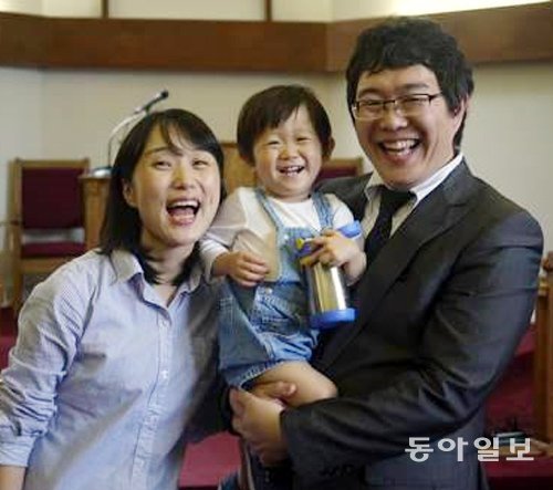 급성 패혈증으로 사지를 절단하기 전 김신애 씨(왼쪽) 가족의 단란했던 모습. 사진 출처 NBC방송