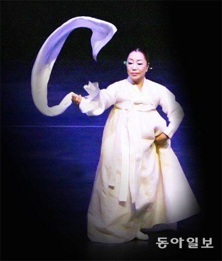 한국 무용가 김란의 살풀이춤. 동국예술기획 제공