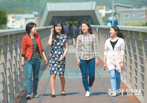 22일 대구 동구 아양 기찻길에서 시민들이 금호강 풍광을 즐기며 산책을 하고 있다. 대구 동구 제공