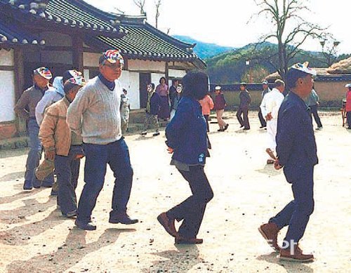 21일 경북 안동을 찾은 일본인 관광객들이 하회마을에서 탈춤을 배우고 있다. 안동시 제공