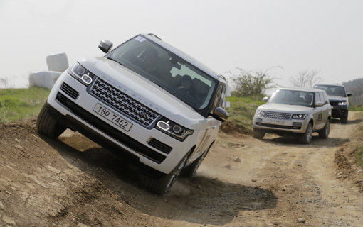 랜드로버 올 뉴 레인지로버의 진가는 오프로드에서 비로소 발휘된다. 지능형 4륜구동 시스템은 어떤 지형과 경사에서도 즉각 반응해 차량을 제어한다. 측면 30도의 경사면 코스를 가볍게 주파하고 있는 올 뉴 레인지로버. 사진제공｜재규어랜드로버