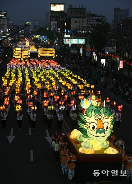 26일 서울 동대문역사문화공원에서 조계사까지 이어지는 연등행렬은 조용하고 엄숙한 분위기에서 치러질 것으로 전망된다. 사진은 지난해 연등행렬이 서울 종로를 지나는 모습. 대한불교조계종 제공