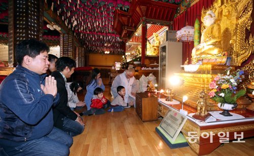 미얀마 출신의 근로자들이 아이와 함께 경기 부천시 석왕사를 찾아 미얀마 불상 앞에서 기도를 하고 이야기를 나누는 등 즐거운 한때를 보내고 있다. 오른쪽이 석왕사 주지 영담 스님. 부천=최혁중 기자 sajinman@donga.com