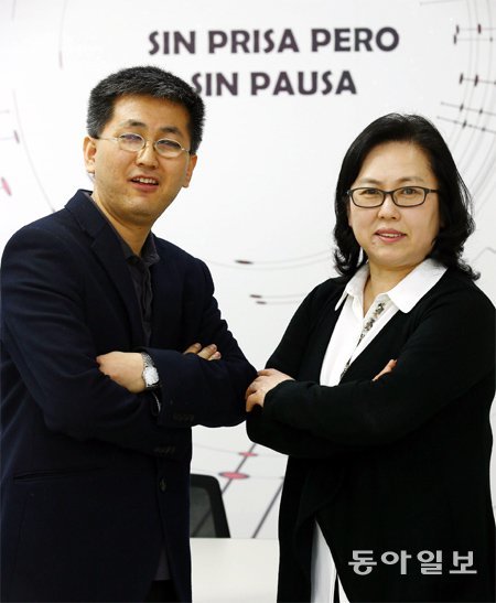 “서두르지 말되 멈추지 말자”



박영숙 에이티랩 대표(오른쪽)가 김정 기술이사와 함께 서울 중구 명동1가 SK텔레콤 창업지원센터에서 포즈를 잡았다. ‘서두르지 말되 멈추지 말라’는 벽면의 스페인어 글귀가 장애인 사업에 대한 그의 각오를 대변하는 듯하다. 전영한 기자 scoopjyh@donga.com