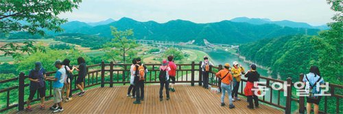 ‘느림보 강물길’은 천혜의 자연경관을 벗 삼아 숲 속의 향기와 조용한 시골의 정취를 만끽할 수 있도록 꾸며졌다. 단양군 제공