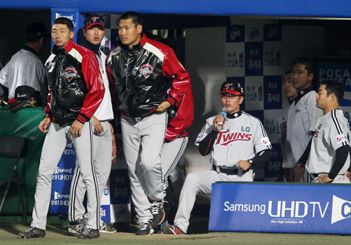 24일 오후 대구 시민구장에서 열린 ‘2014프로야구’ 삼성 라이온즈와 LG 트윈스의 경기 삼성 연장 10회말 1사 1,2루에서 최형우에게 끝내기 안타를 허용하며 끝내기 패배를 한 LG 선수들이 덕아웃에서 망연자실한 표정을 짓고 있다. 사진제공｜스포츠코리아