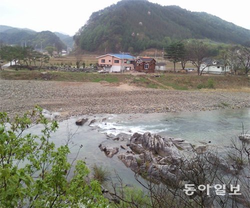 수도권과 광역시 이외 읍면 지역에서 농·산지를 매입해 이 중 일부를 전용해 집을 지으려 한다면 가급적 대지 면적은 660㎡(약 200평) 이하, 집 연면적은 150㎡(약 45평) 이하로 하는 게 좋다. 박인호 씨 제공