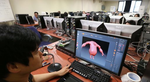 3학년 전공필수인 '3d 애니메이션 제작 고급' 시간에 곽성조강사가 모니터에 3d화면을 띄어놓고 학생들에게 설명하고 있다.